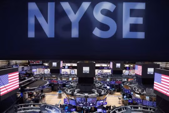 Từ ngày 11/1/2021, ba công ty viễn thông nhà nước Trung Quốc sẽ bị hủy niêm yết trên sàn New York do liên quan đế quân đội Trung Quốc (Ảnh: Reuters)