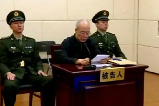 Quách Bá Hùng đọc bản nhận tội trước tòa (Ảnh: Dwnews).