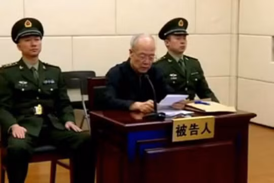 Quách Bá Hùng đọc bản nhận tội trước tòa (Ảnh: Dwnews).