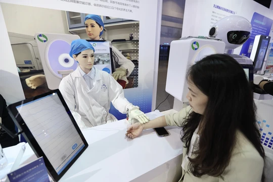 Robot Đông y thay thế các thầy lang bắt mạch kê đơn. Ảnh: VCG.