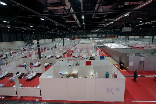 Bệnh viện tạm thời 5.500 giường ở Trung tâm Hội chợ triển lãm quốc tế Madrid đã đi vào hoạt động (Ảnh: AP).