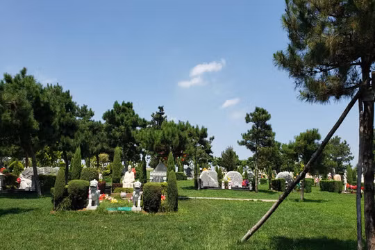 Mỗi ngôi mộ trang trí cầu kỳ có giá tương đương một căn hộ hạng sang. Ảnh: Thepaper.