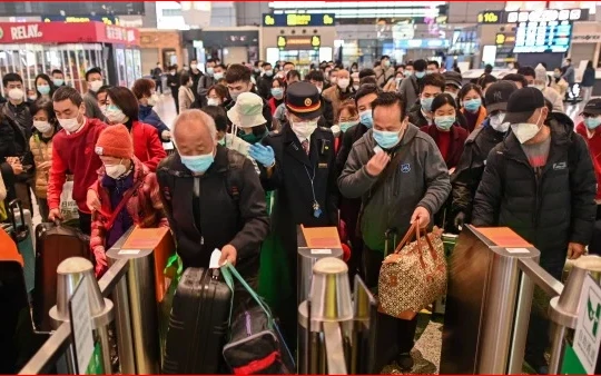 Ngày đầu tiên bỏ phong tỏa, Vũ Hán đã có 55 ngàn người rời khỏi Vũ Hán (Ảnh: creaders)