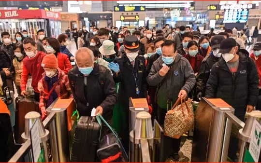 Ngày đầu tiên bỏ phong tỏa, Vũ Hán đã có 55 ngàn người rời khỏi Vũ Hán (Ảnh: creaders)