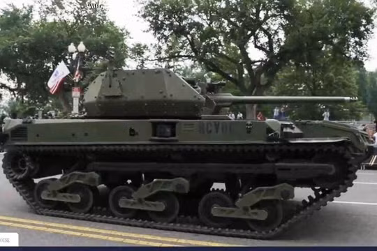 Xe chiến đấu không người lái Ripsaw M5 tham gia cuộc duyệt binh. Ảnh: Whitehause.