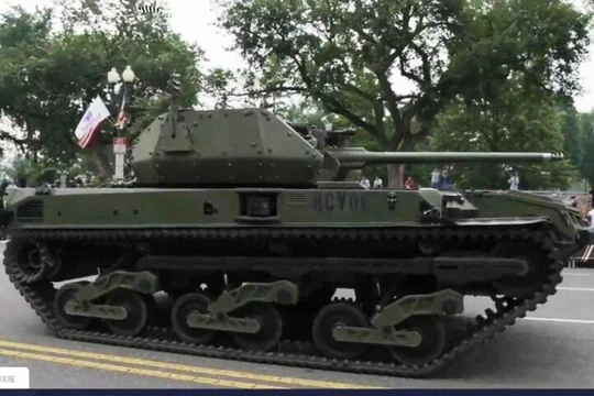 Xe chiến đấu không người lái Ripsaw M5 tham gia cuộc duyệt binh. Ảnh: Whitehause.