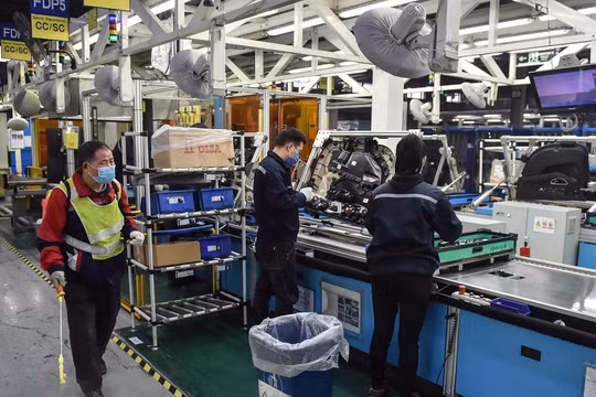 Công nhân Trung Quốc khử trùng máy móc sau khi phục hồi sản xuất sau hơn 1 tháng nghỉ do COVID-19 (Ảnh: Tân Hoa xã)