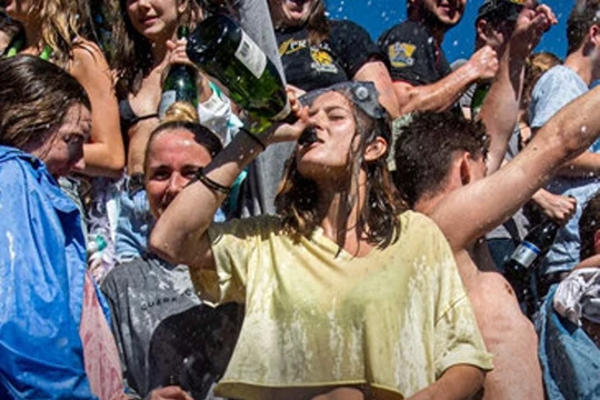 Trong lúc đại dịch COVID-19, giới trẻ nhiều nước phương Tây vẫn tụ tập vui chơi bất chấp lệnh cấm của chính quyền (Ảnh: Guancha).