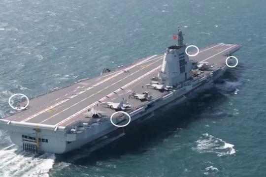 Vị trí lắp đặt các tổ hợp vũ khí chống người nhái trên tàu sân bay Phúc Kiến. Ảnh: QQnews.