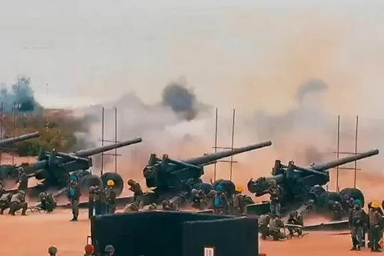 Ngày 23/8/1958,Trung Quốc đã phát động chiến dịch "Pháo chiến Kim Môn" kéo dài đến năm 1979 mới hoàn toàn chấm dứt. Trong ảnh là cảnh pháo binh Đài Loan bắn trả sang Trung Quốc đại lục trong bộ phim của Đài Loan (Ảnh: Đông Phương).