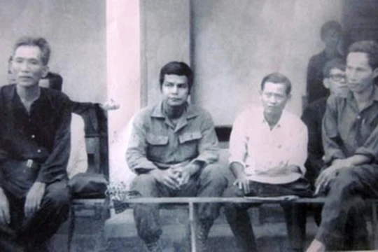 Ông Lê Quang Ninh (thứ 2, trái qua) gặp lại các cán bộ Ban Binh vận tỉnh ủy Mỹ Tho sau ngày toàn thắng. Ảnh: Tư liệu CĐV.