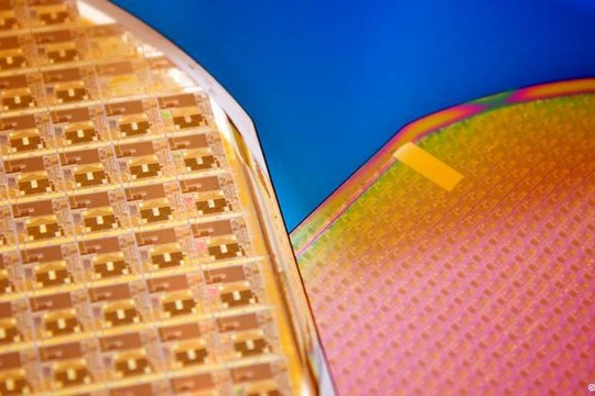 Sản phẩm tấm wafer do Nhà máy Elmos chế tạo (Ảnh: Deutsche Welle).