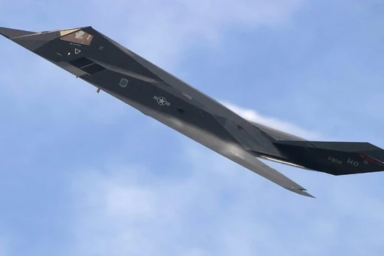 Hình dạng đặc biệt của chiếc máy bay chiến đấu tàng hình thế hệ đầu tiên F-117 Nighthawk (Ảnh: USAF).