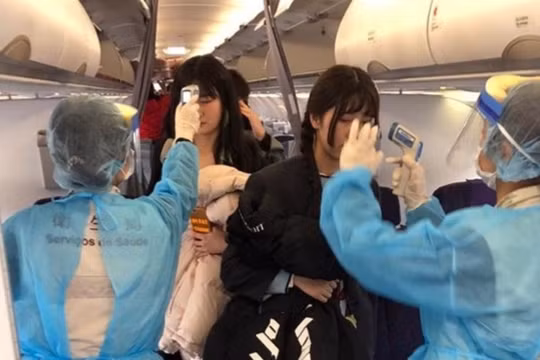 Đề phòng dịch bệnh lây lan, các nhân viên y tế sân bay Ma Cao lên máy bay đo thân nhiệt mọi hành khách trên chuyến bay từ Vũ Hán đến. (Ảnh: Đông Phương).