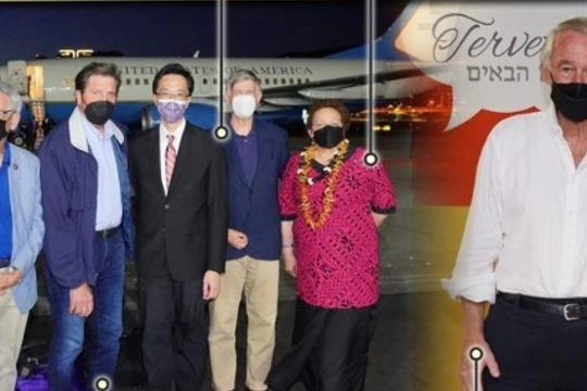 Ông Edward Markey (phải) cùng đoàn nghị sĩ lưỡng đảng Hoa Kỳ tới Đài Bắc tối 14/8 bắt đầu chuyến thăm Đài Loan (Ảnh: Đông Phương).