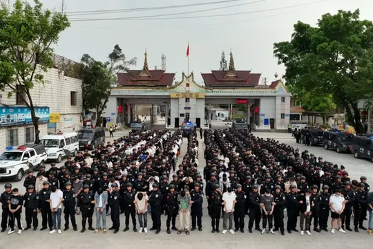 Từ 2023 đến nay, Trung Quốc đã bắt và đưa về nước 53.000 nghi phạm là công dân Trung Quốc hoạt động tại các trung tâm lừa đảo ở các nước Đông Nam Á. Ảnh: Xinhua.