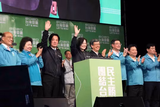 Bà Thái Anh Văn và đội ngũ tranh cử tuyên bố giành chiến thắng. (Ảnh: Đa Chiều)