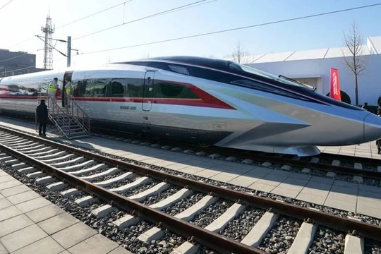 Đoàn tàu cao tốc CR450 nhanh nhất thế giới Trung Quốc đang chạy thử nghiệm. Ảnh: Singtao.