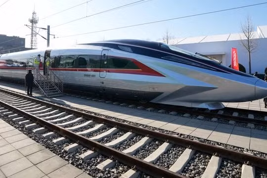 Đoàn tàu cao tốc CR450 nhanh nhất thế giới Trung Quốc đang chạy thử nghiệm. Ảnh: Singtao.