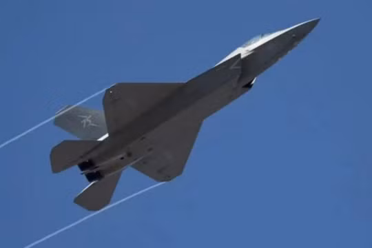 Máy bay chiến đấu tàng hình J-35A bay biểu diễn (Ảnh: Singtao).