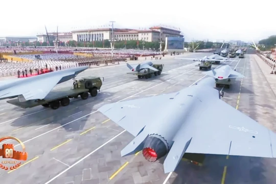 Hai máy bay không người lái được cho là "tiêm kích thế hệ thứ bảy". Ảnh: QQnews.