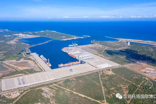 Cảng Hambantota được chính phủ Sri Lanka cho một công ty Trung Quốc thuê 99 năm để gán nợ (Ảnh: Toutiao).