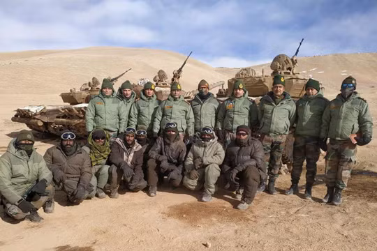 Ngày 23/12, Tham mưu trưởng Lục quân Ấn Độ Manoj Mukund Naravane (thứ 4, phải qua) đã đến thị sát các đơn vị đóng tại tuyến trước bên hồ Pangong (Ảnh: Reuters).