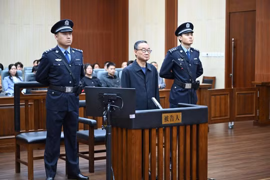 Bị cáo Đường Nhân Kiện nghe Tòa án thành phố Trường Xuân tuyên phạt mức án tử hình hoãn thi hành 2 năm. Ảnh: Xinhua.