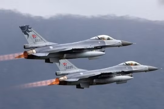Đài Loan đưa các máy bay F-16 tới Bành Hồ và máy bay trinh sát U-2 Mỹ bay vào khu vực Trung Quốc cấm bay để tập trận là những động thái mới ở eo biển Đài Loan (Ảnh: Đông Phương).