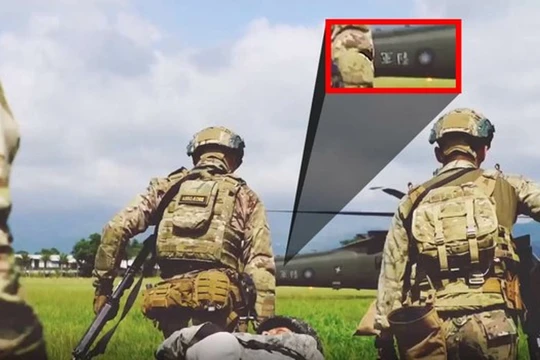 Hình ảnh trong phim EXCELLENCE: lính lực lượng đặc biệt Mỹ ở cạnh chiếc trực thăng mang chữ "Lục quân" và logo của quân đội Đài Loan, cho thấy họ đang hoạt động trên đất Đài Loan (Ảnh: Lianhe).