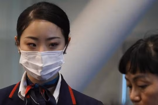 Nhân viên y tế kiểm tra thân nhiệt hành khách ở sân bay Manila (Ảnh: Getty)