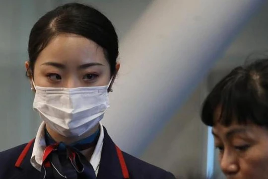 Nhân viên y tế kiểm tra thân nhiệt hành khách ở sân bay Manila (Ảnh: Getty)