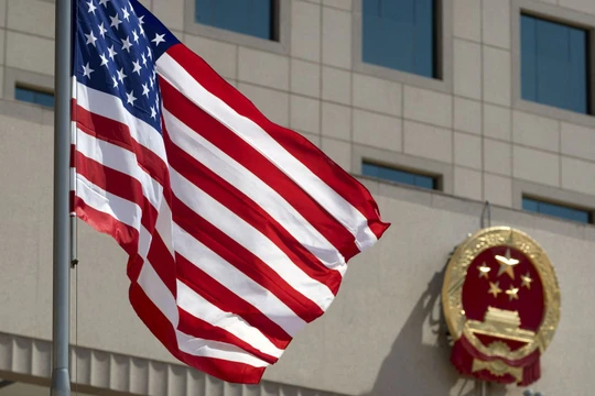 Mỹ - Trung Quốc tranh cãi gay gắt xung quanh việc Mỹ bắt và truy tố các học giả PLA che giấu thân phận thật (Ảnh: Dwnews).