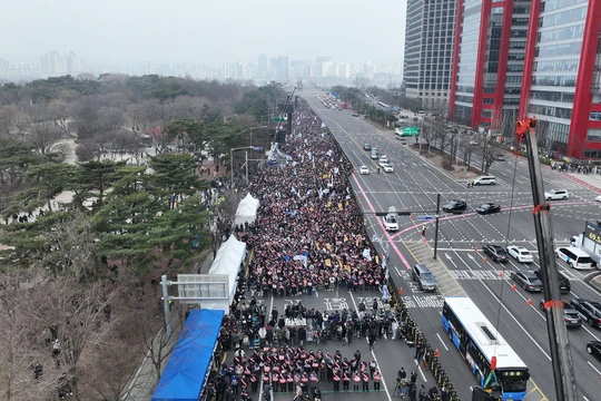 Hàng ngàn thầy thuốc Hàn Quốc biểu tình phản đối chính sách y tế của chính phủ tại Seoul hôm 3/3 (Ảnh: Thepaper).