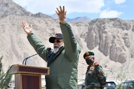 Ngày 3/7, Thủ tướng Ấn Độ Modi bất ngờ đến thăm khu vực biên giới Trung - Ấn đang căng thẳng và có những phát biểu cứng rắn (Ảnh: Twitter).