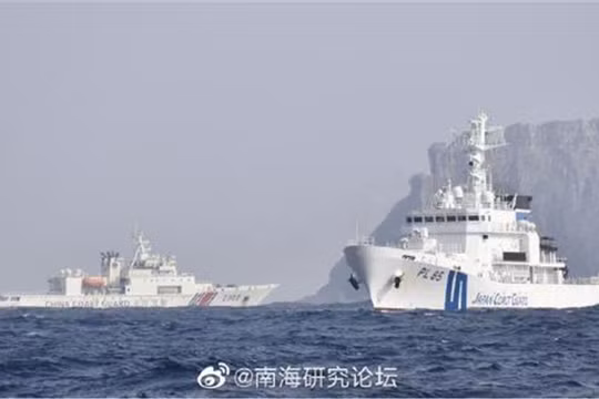 Tàu công vụ Trung Quốc và Nhật bản quần nhau trên vùng biển quần đảo Senkaku/Điếu Ngư (Ảnh: Dwnews).