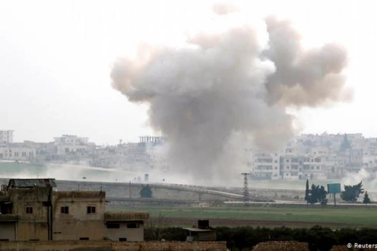 Quân đội Thổ Nhĩ Kỳ ném bom vị trí của quân đội Syria ở Idlip hôm 29/2 (Ảnh: Reuters)