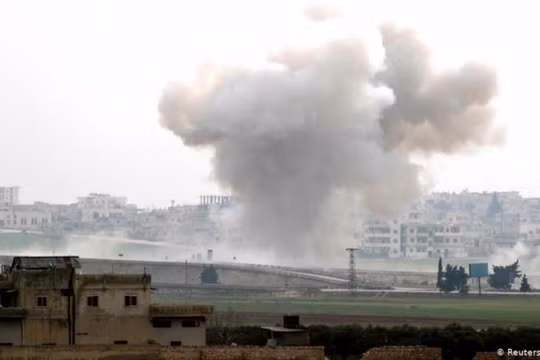 Quân đội Thổ Nhĩ Kỳ ném bom vị trí của quân đội Syria ở Idlip hôm 29/2 (Ảnh: Reuters)