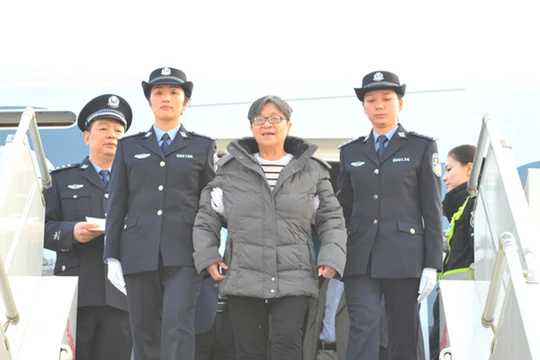 Quan tham khét tiếng Dương Tú Châu, nguyên Phó thị trưởng thành phố Ôn Châu, Chiết Giang cùng gia đình trốn sang Mỹ qua ngả đường Singapore, Hà Lan mang theo hơn 253 triệu NDT tham ô bị đưa từ Mỹ về năm 2016 (Ảnh: Tân Hoa xã)