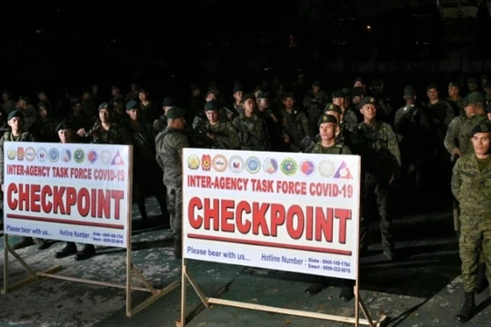 Hàng ngàn binh sĩ được triển khai vào thực hiện giới nghiêm Manila (Ảnh: Getty).