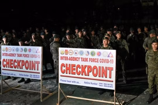 Hàng ngàn binh sĩ được triển khai vào thực hiện giới nghiêm Manila (Ảnh: Getty).