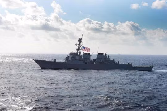 Tàu khu trục tên lửa USS Curtis Wilbur (DDG-54) - một trong hai tàu đi qua eo biển Đài Loan sáng 31/12 (Ảnh: Dongfang).