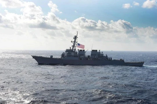 Tàu khu trục tên lửa USS Curtis Wilbur (DDG-54) - một trong hai tàu đi qua eo biển Đài Loan sáng 31/12 (Ảnh: Dongfang).