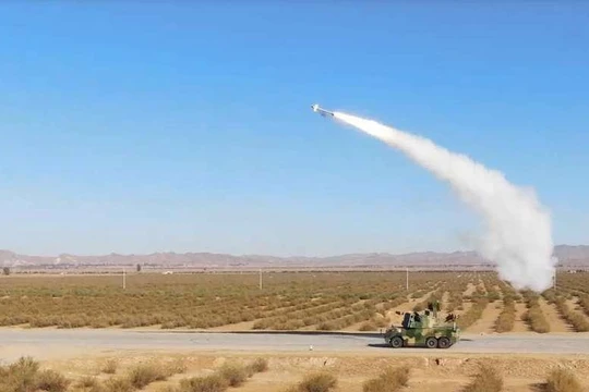 Hệ thống HQ-17AE đang phóng tên lửa trong khi cơ động (Ảnh: BKNB).