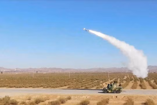 Hệ thống HQ-17AE đang phóng tên lửa trong khi cơ động (Ảnh: BKNB).