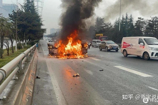 Xe Xiaomi SU7 bị cháy trên đường cao tốc Đồng Lăng hôm 29/3/2025 khiến 3 người chết trong xe. Ảnh: Zhihu.