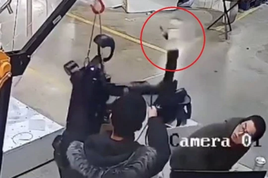 Robot được cho là của Công ty Unitree Robotics bất ngờ tấn công hai kỹ sư trong phòng thí nghiệm. Ảnh: Singtao.