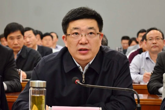 Ông Chu Tiên Vượng phát biểu muốn được cách chức để tạ lỗi thiên hạ vì để dịch lây lan rộng (Ảnh: Đa Chiều).