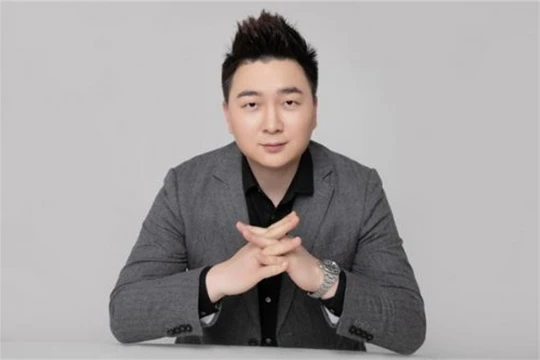 Chu Quán Binh, ông chủ trẻ của chuỗi hàng ăn tiền tỷ "Ma Đô Tam Huynh Đệ". Ảnh: Sohu.