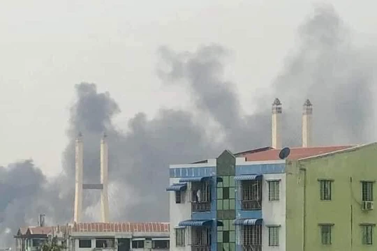 32 công ty Trung Quốc đã bị những người biểu tình ở Yangon đốt phá trong ngày 14/3 (Ảnh: Ifeng).